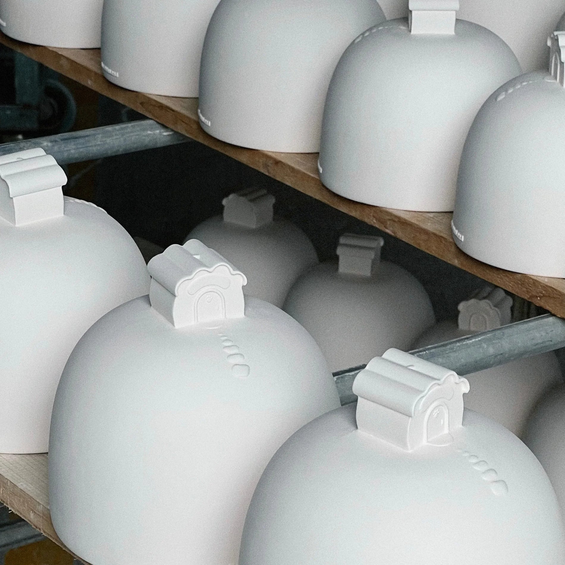 Porcelain vs Ceramic Pet Urns